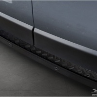 Kryt prahu zadních dveří ALU černý rýhovaný Opel Movano -- rok výroby 2010-21 Kryt prahu zadních dveří ALU černý rýhovaný Opel Movano -- rok výroby 2010-21